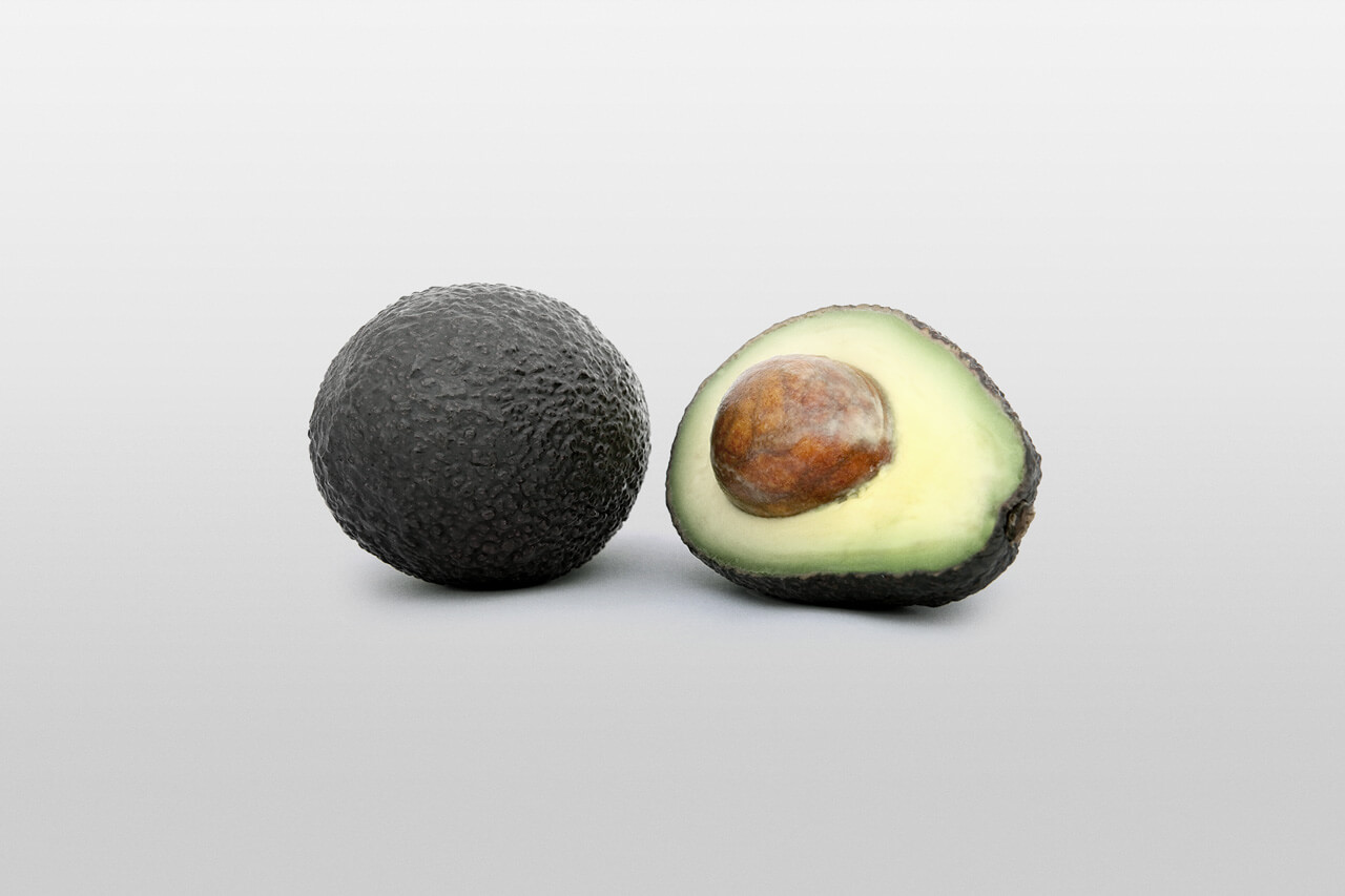 Avocados auf grauem Hintergrund